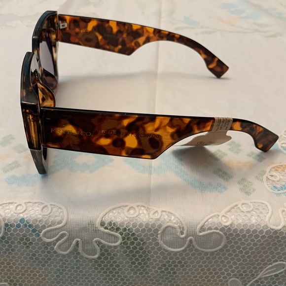 Frye and Co. Tortoise Sunglasses - Picture 4 of 17